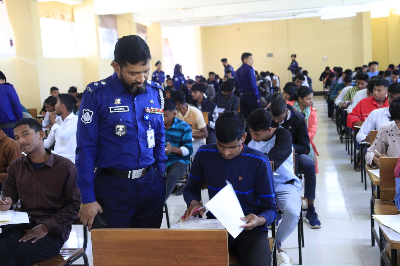 ট্রেইনি রিক্রুট কনস্টেবল (টিআরসি) পদে নিয়োগে লিখিত পরীক্ষা অনুষ্ঠিত