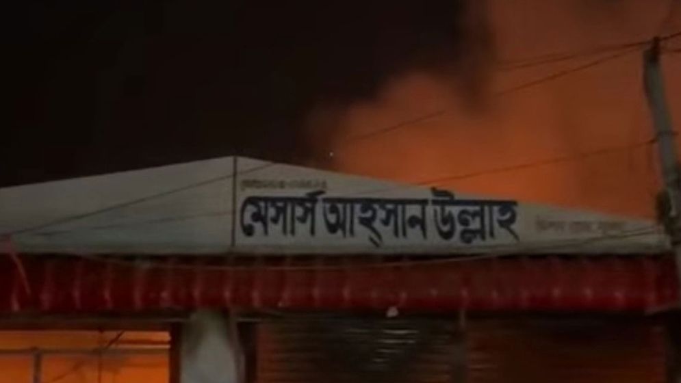 পাটের বস্তার গোডাউনে আগুন , ফায়ার সার্ভিসের ৭টি ইউনিট কাজ করছে