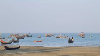 সেন্টমার্টিন রুটে ট্রলার চলাচলে নিষেধাজ্ঞা