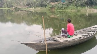 নাগরপুরে নদীতে বড়শি দিয়ে মাছ ধরতে ব্যস্ত মৎস শিকারীরা