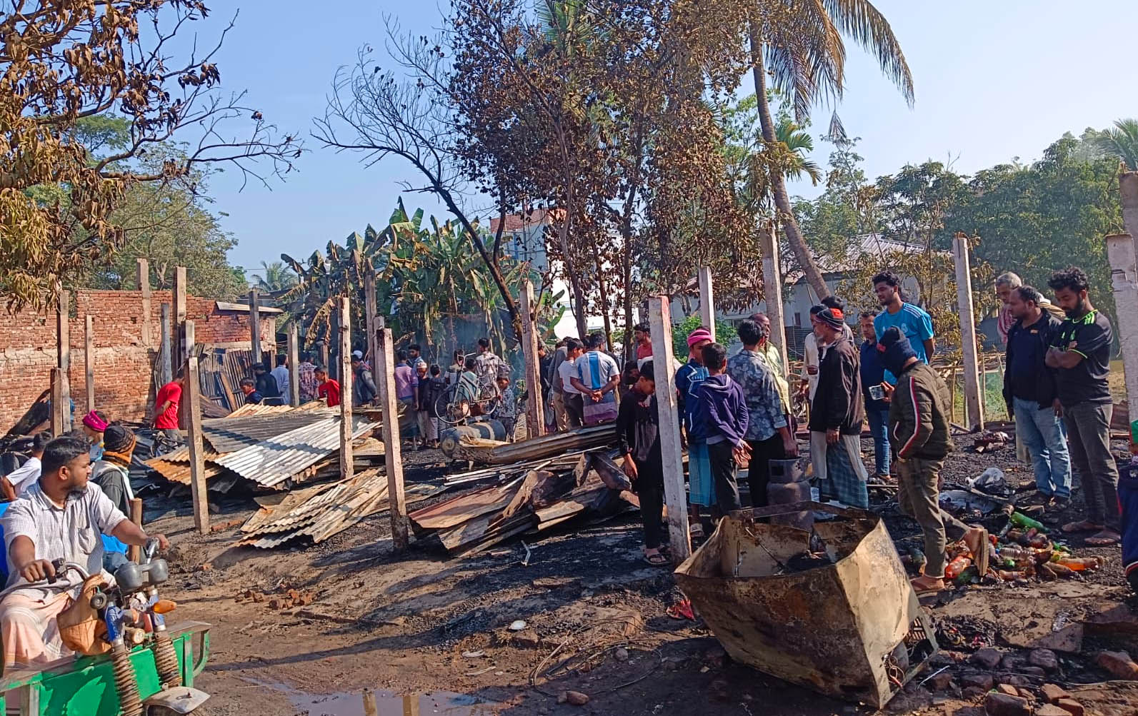 লোহাগাড়ায় অগ্নিকান্ডে ১৭ দোকান পুড়ে ছাই