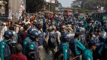 জুলাই গণঅভ্যুত্থানে আহত ও তাদের পরিবারের সদস্যরা শাহবাগ অবরোধ করে