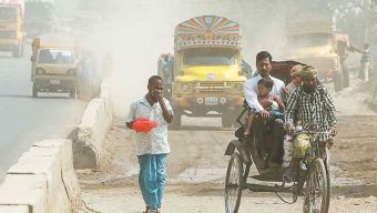 বায়ুদূষণের তালিকায় শীর্ষে আবার ঢাকা