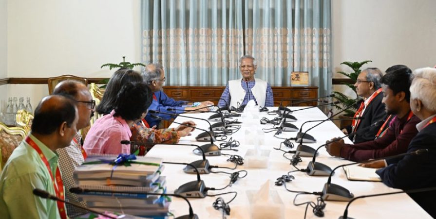 গণমাধ্যম সংস্কার কমিশনের রিপোর্ট হস্তান্তর