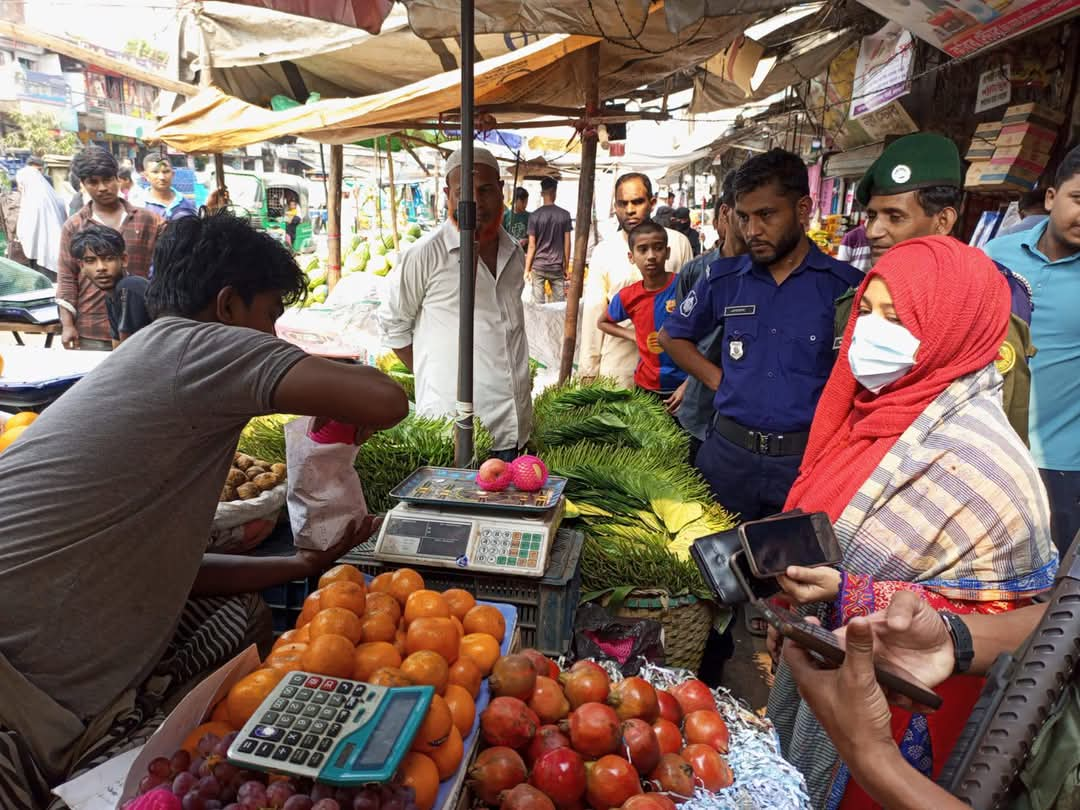 লোহাগাড়ায় জরিমানা পোষল ৩ দোকানি