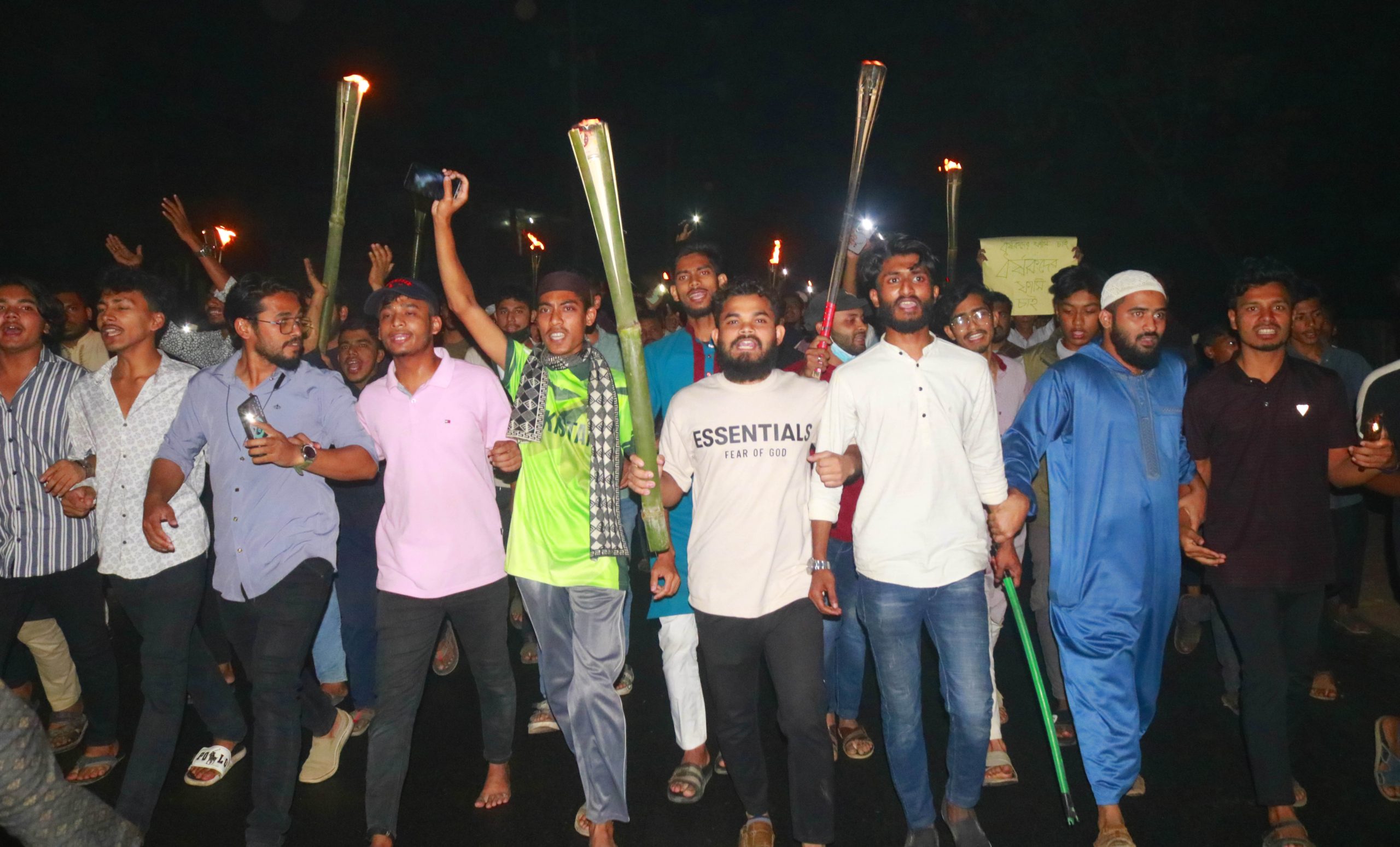 ধর্ষকের কঠোর শাস্তির দাবিতে লোহাগাড়ায় ছাত্র-জনতার মশাল মিছিল