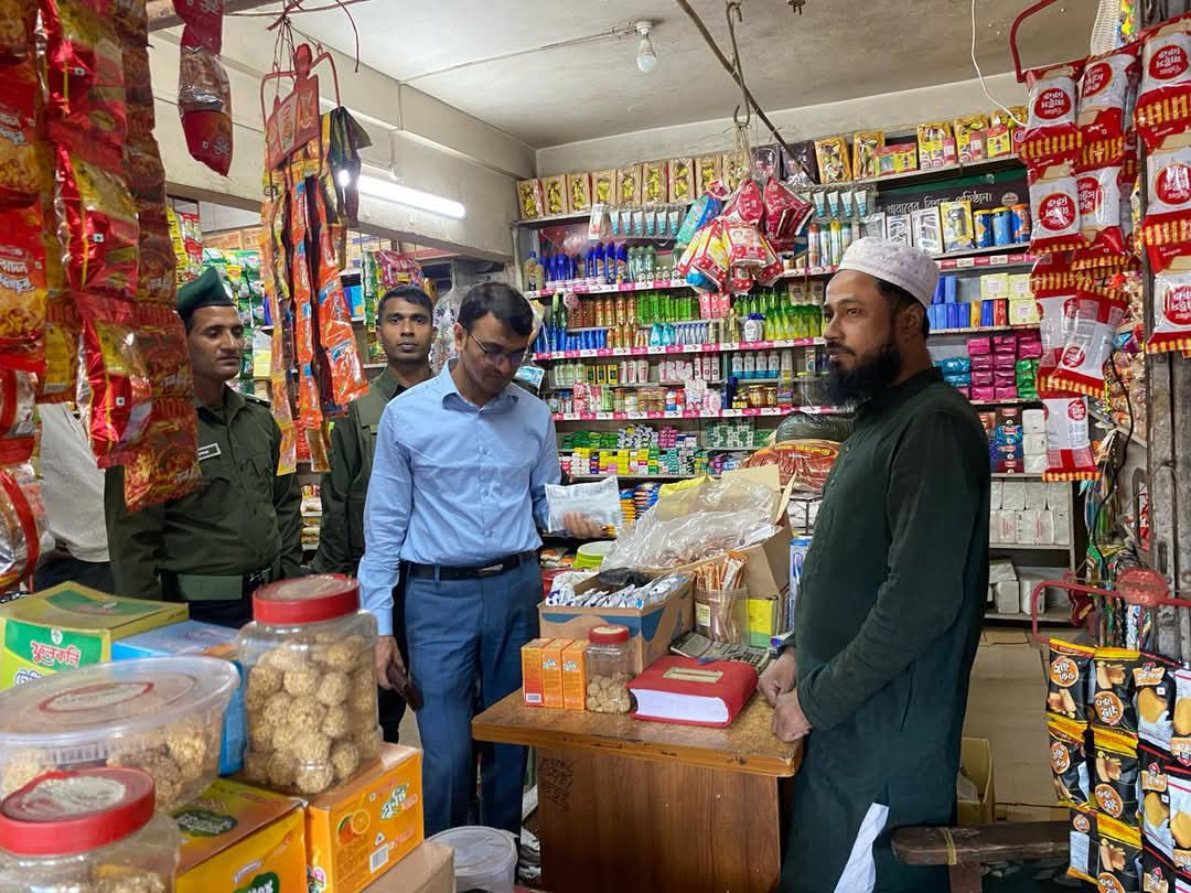 লোহাগাড়া প্রশাসনের বাজার মনিটরিং ৭ দোকানিকে ৭০ হাজার টাকা জরিমানা